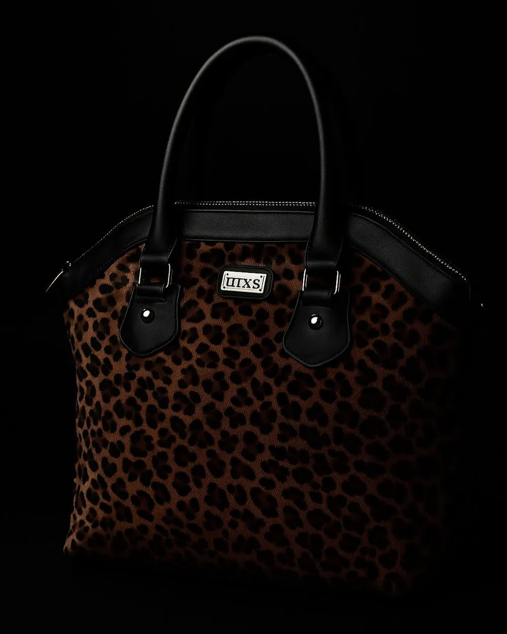 Bolsa IIIXS em couro com pelo estampado de onça, alças pretas e plaqueta da marca rebitada na frente