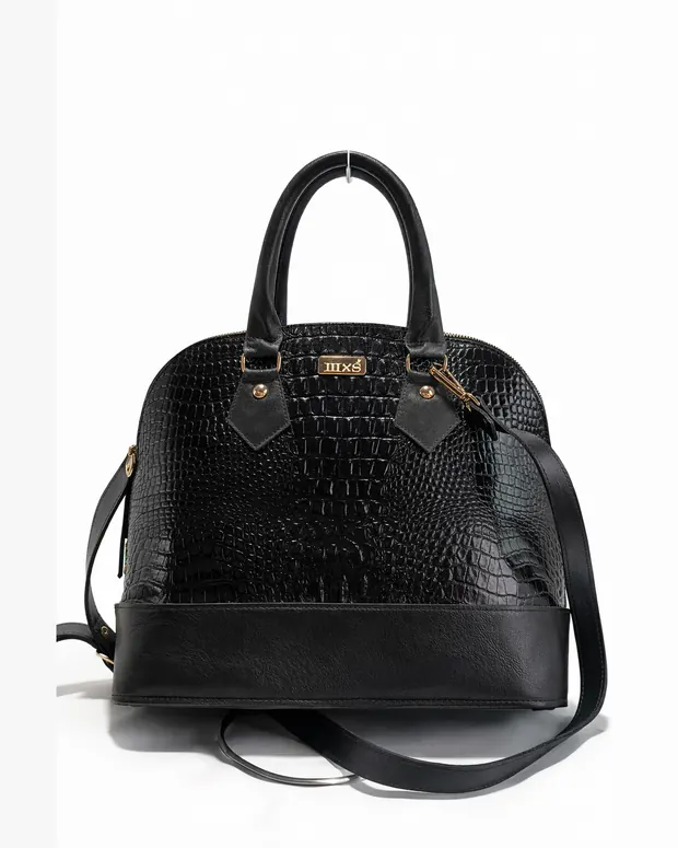 Bolsa estruturada em couro preto com textura de croco e ferragem dourada
